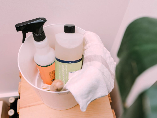 Productos para la desinfección y limpieza taras el fallecimiento de una persona en una casa