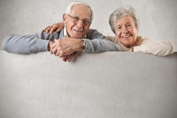 Dos ancianos sonriendo en una residencia de mayores.